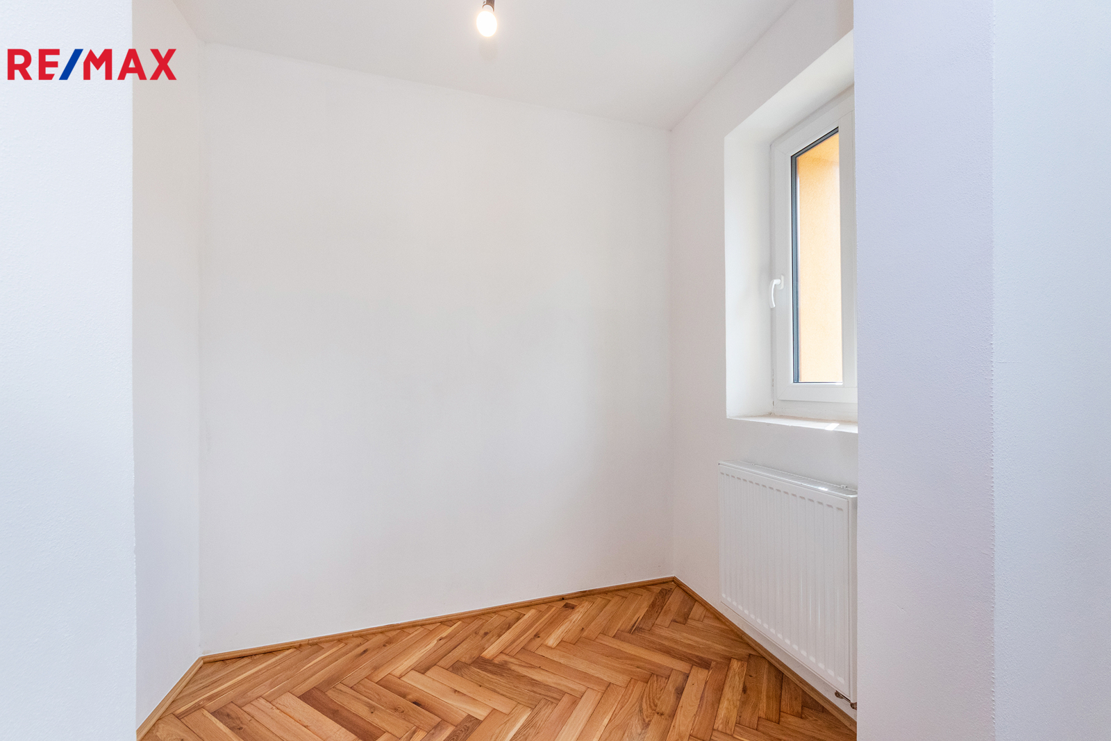 7. Šatna s oknem vedle první ložnice