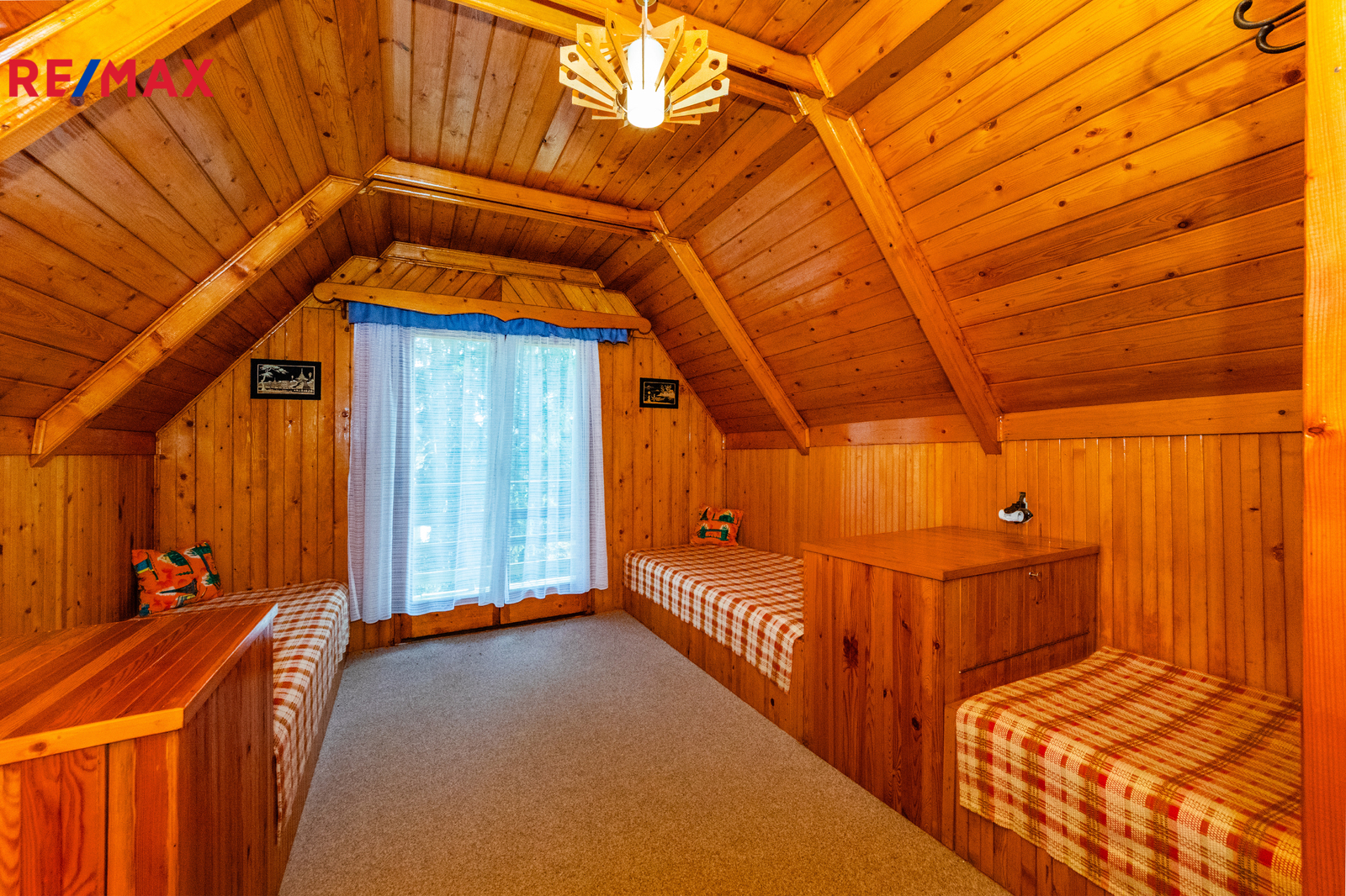 9. Ložnice v patře