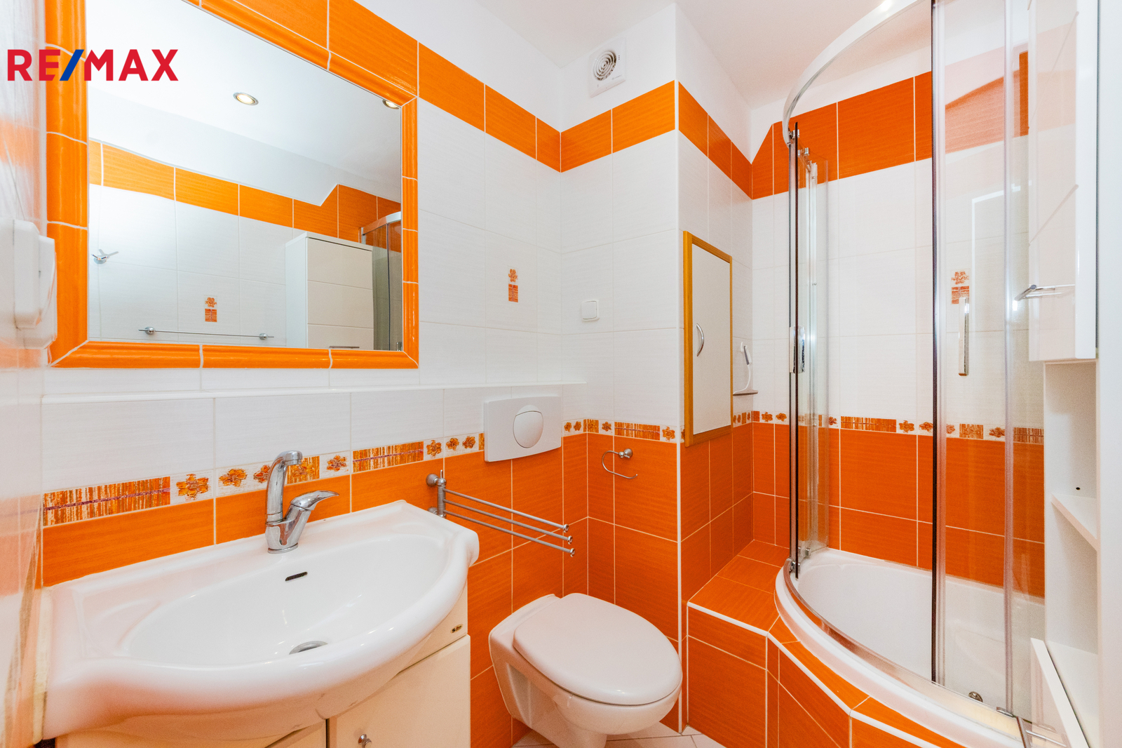 9. Koupelna se sprchovým koutem a WC