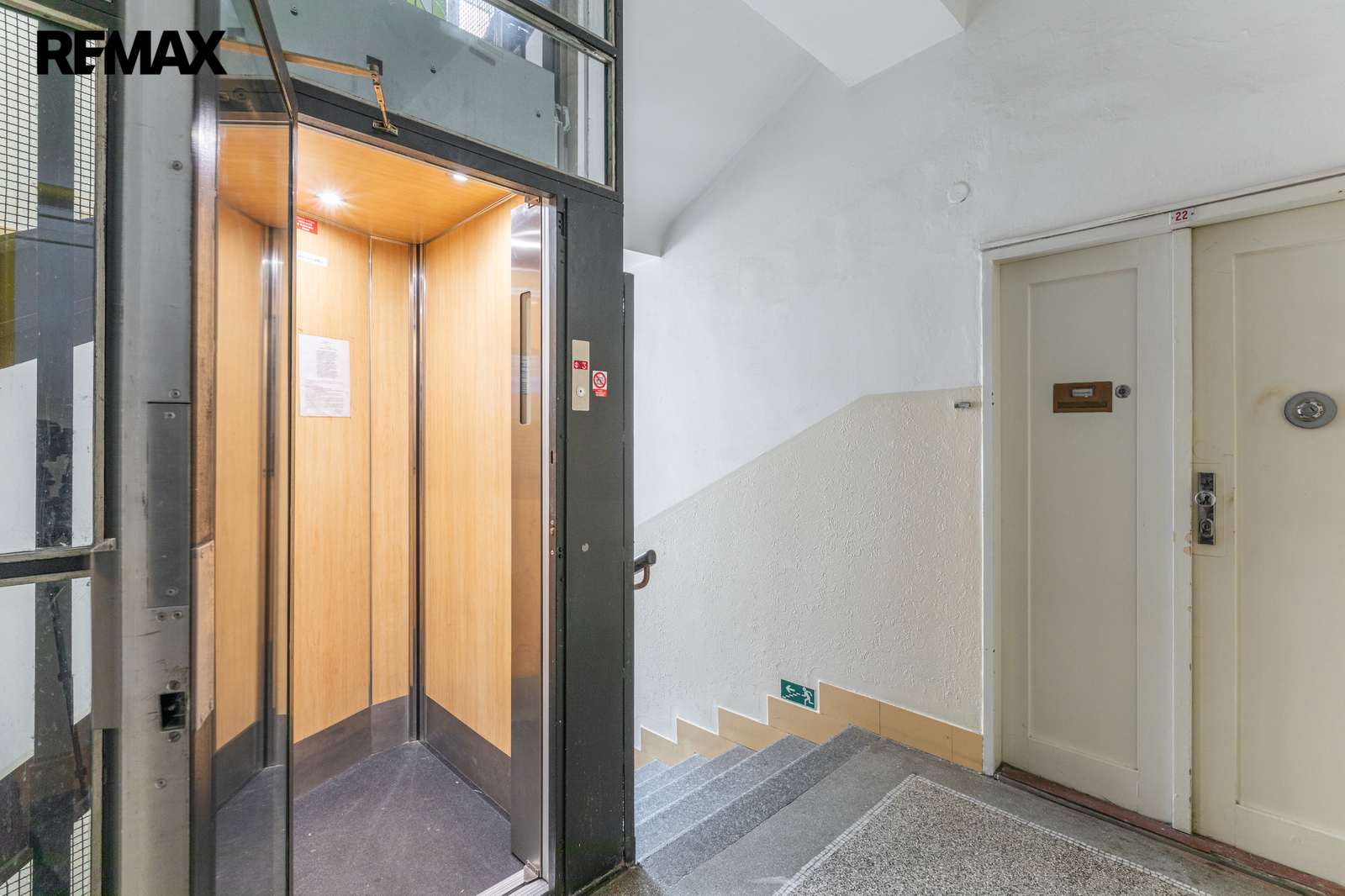 Výtah domu a dveře bytu