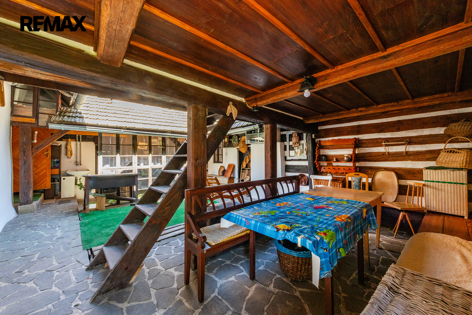 19. Uzavřený čtvercový dvůr s přípravou na vířivku