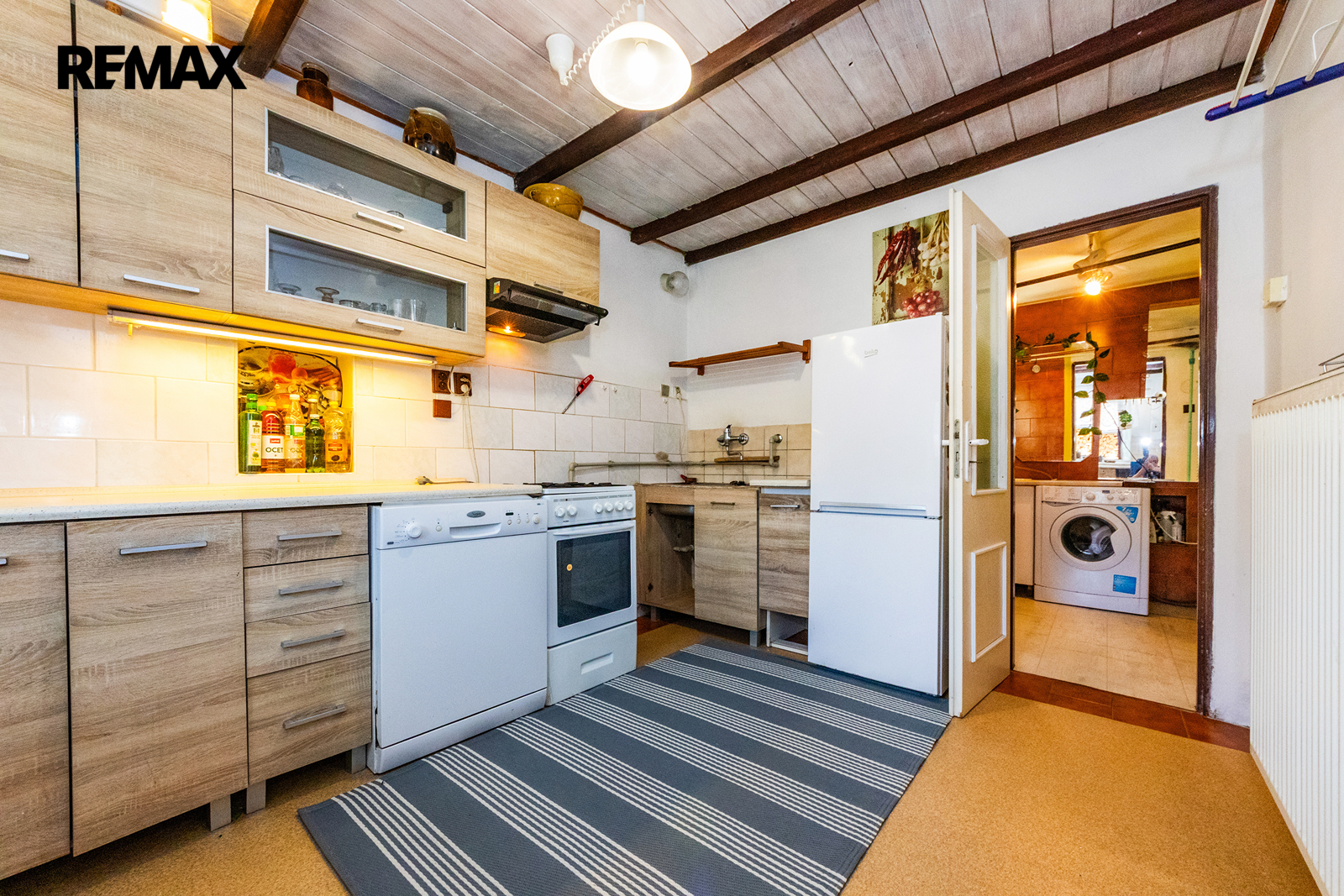 6. Kuchyně v přízemí, vpravo dveře do koupelny