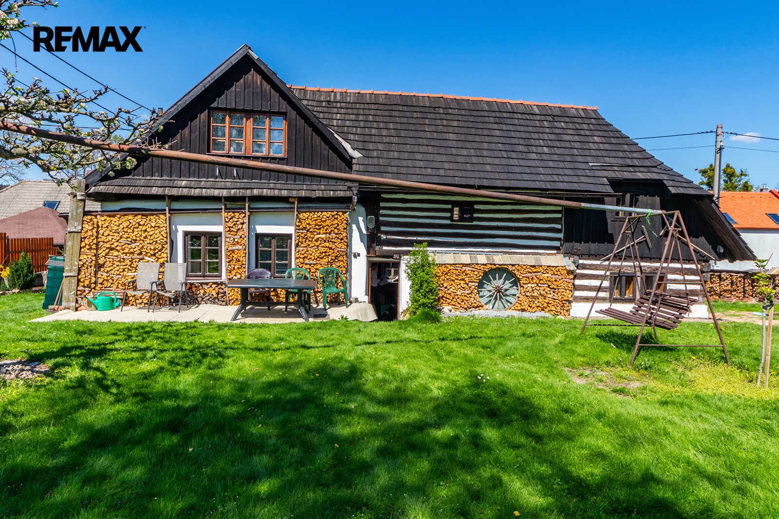 1. Pohled na chalupu ze zahrady