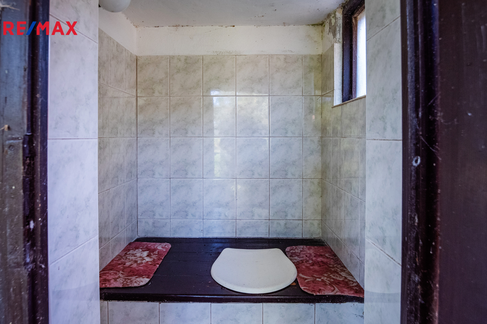 16. Samostatná toaleta v suterénu chaty