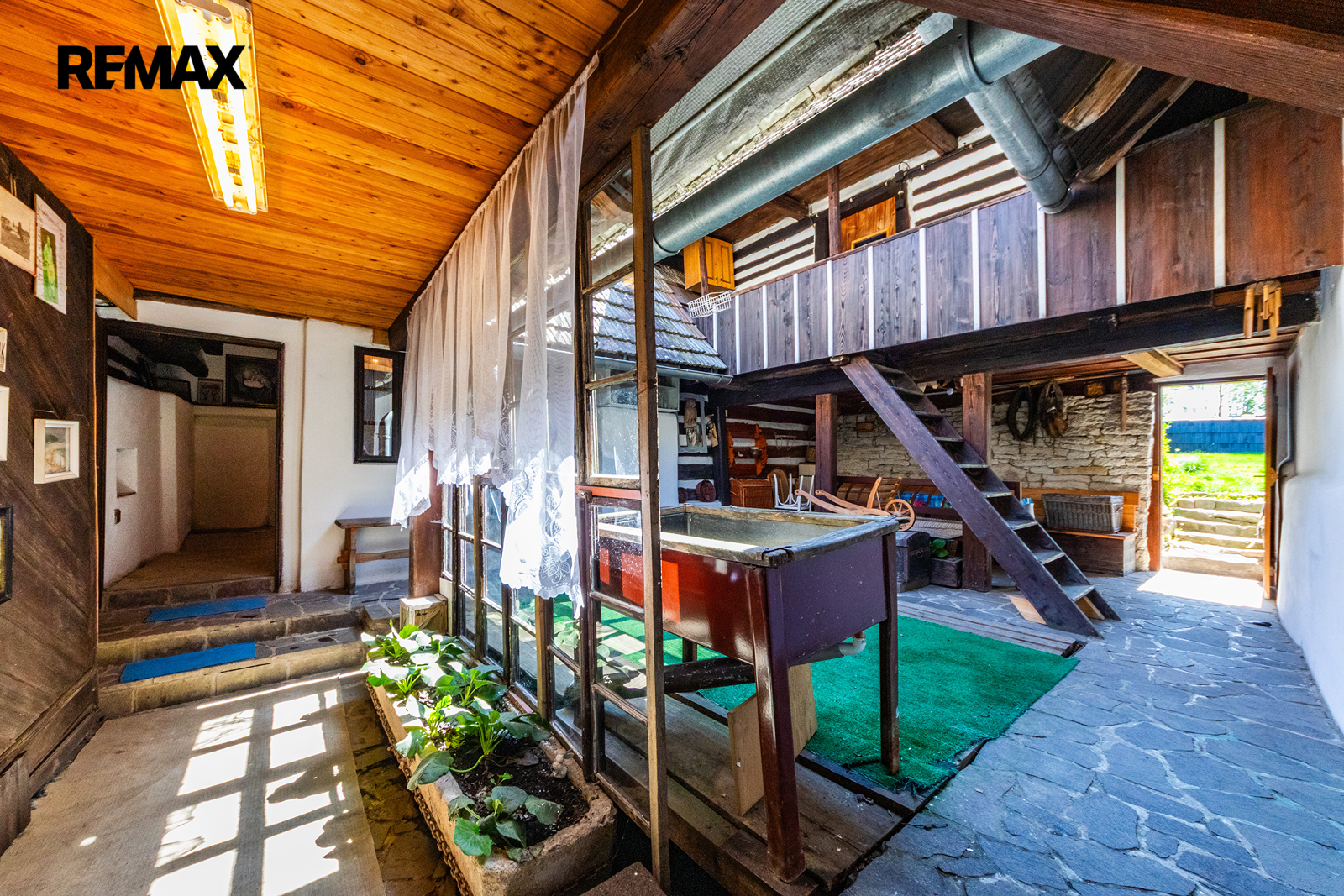 18. Uzavřený čtvercový dvůr s přípravou na vířivku