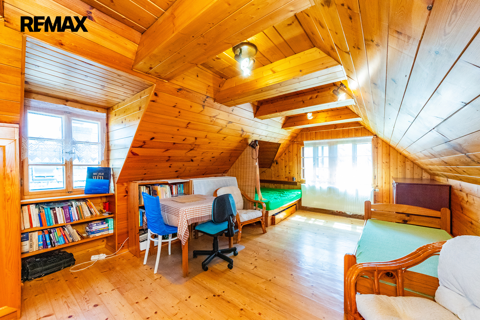 13. První ložnice v patře