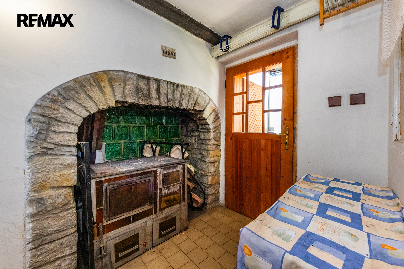 9. Kamna na dřevo v předsíni v přízemí