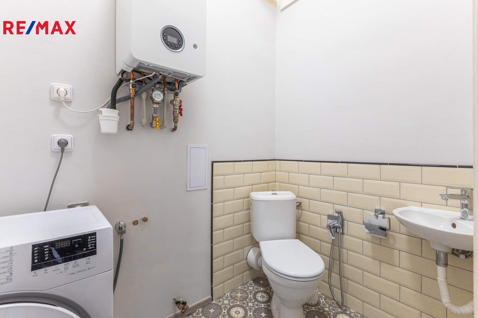 Toaleta s pračkou a umyvadlem