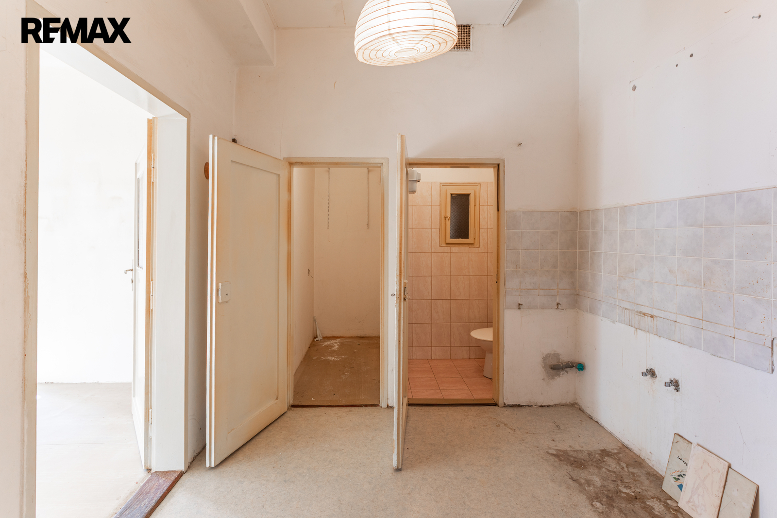 Vstup do bytu, vlevo komora, vpravo WC