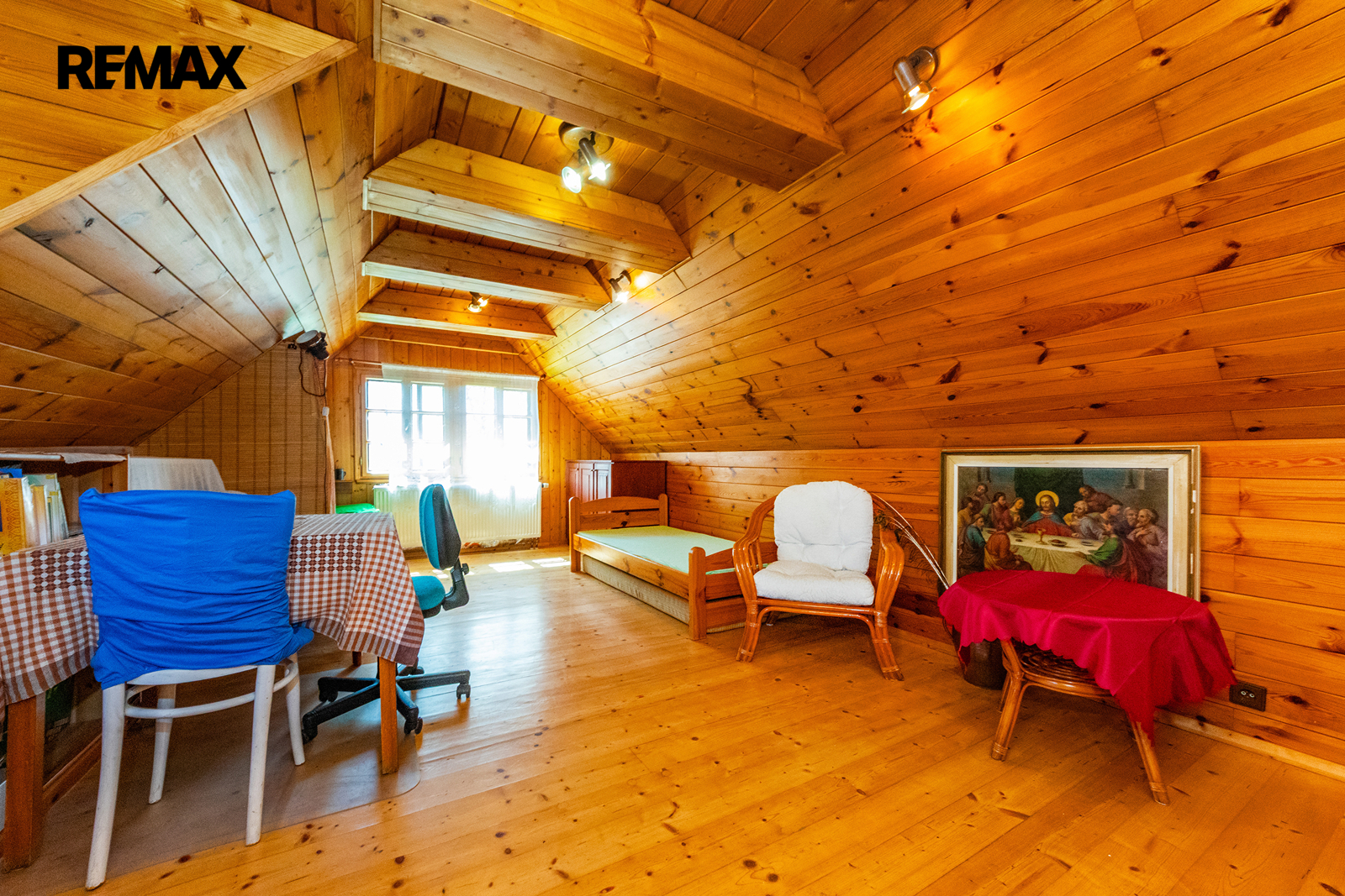 12. První ložnice v patře