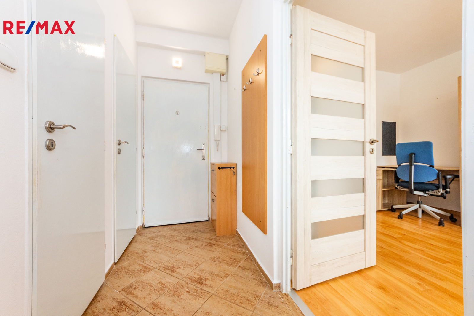 8. Pohled z chodby do ložnice