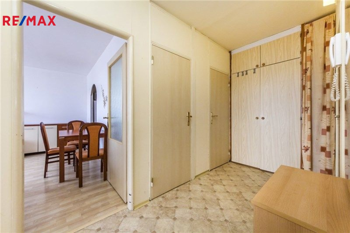 13. Předsíň a vstup do koupelny a na samostatnou toaletu
