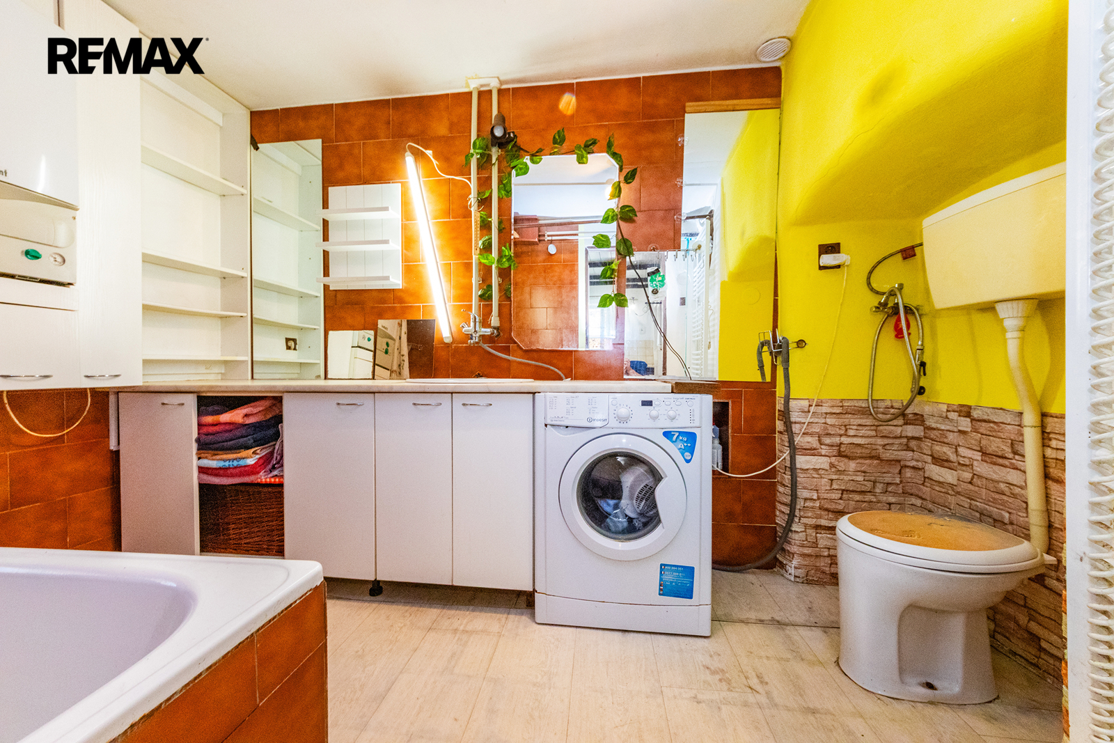 7. Koupelna s vanou v přízemí