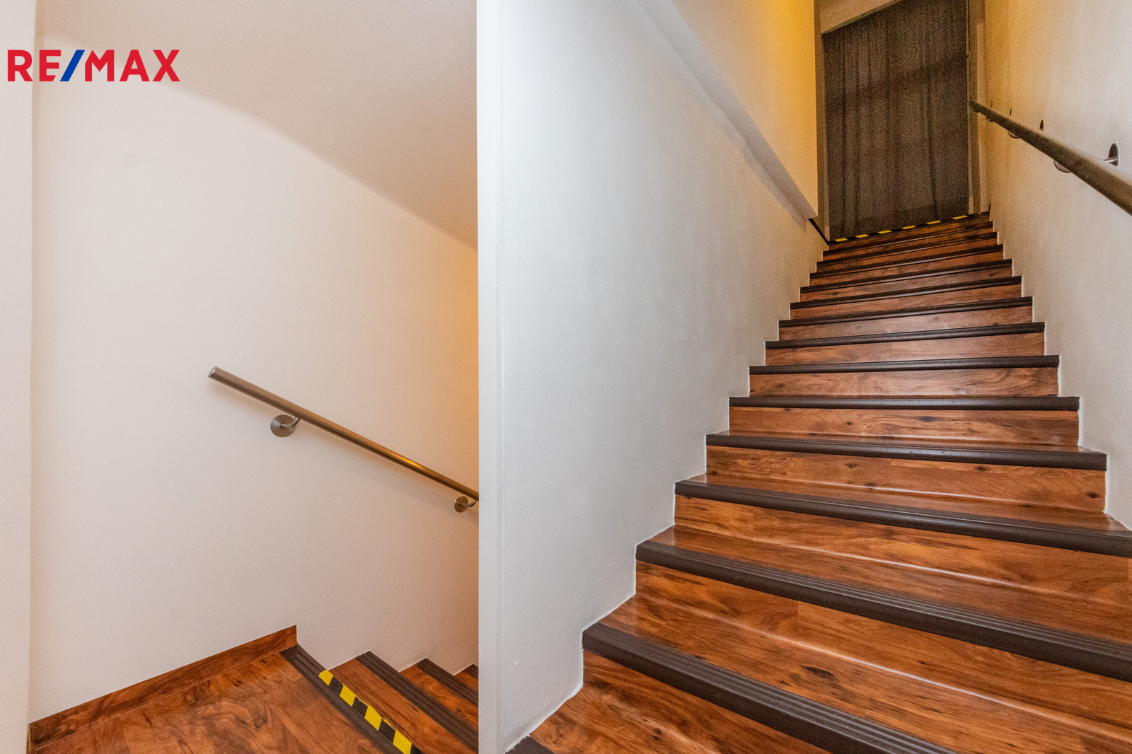 23. Samostatné schodiště propojující 3. NP a 2. NP domu