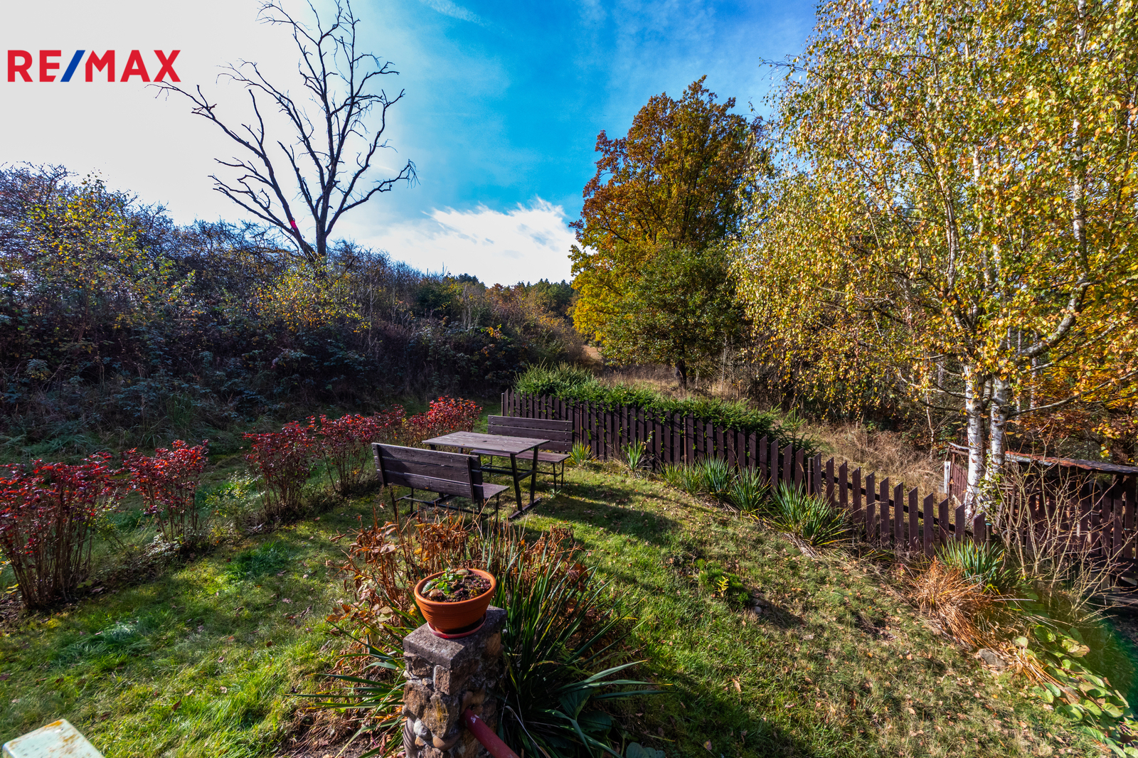 19. Posezení před chatou