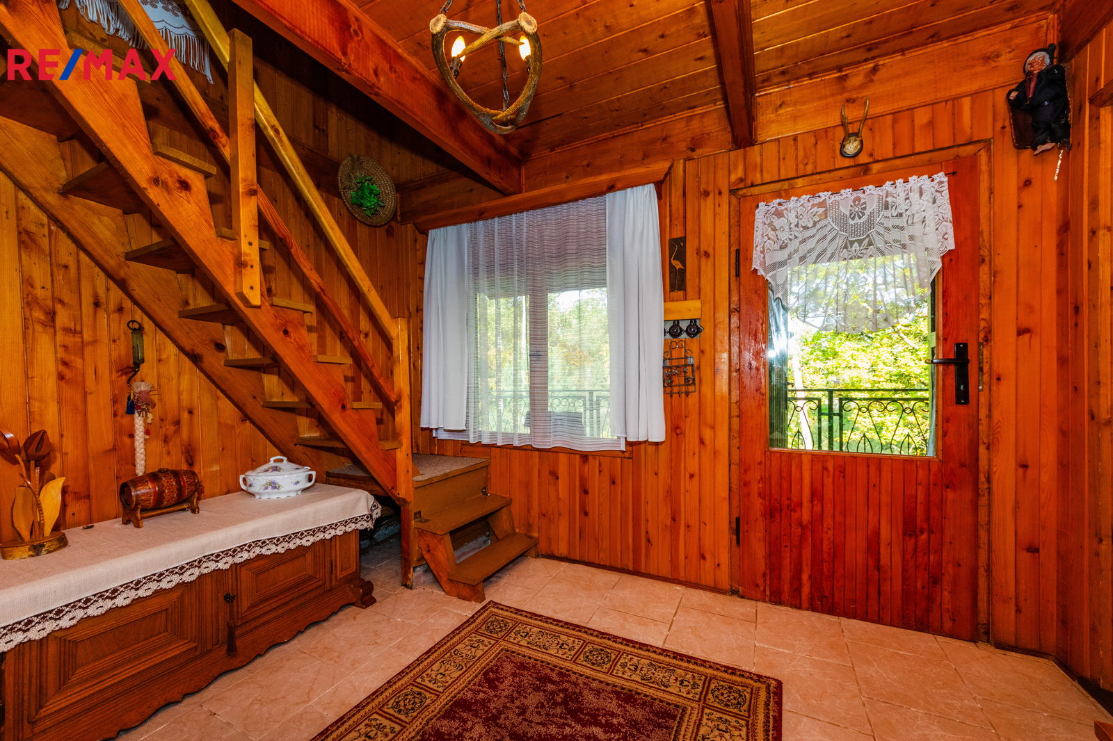 7. Předsíň a schody do patra