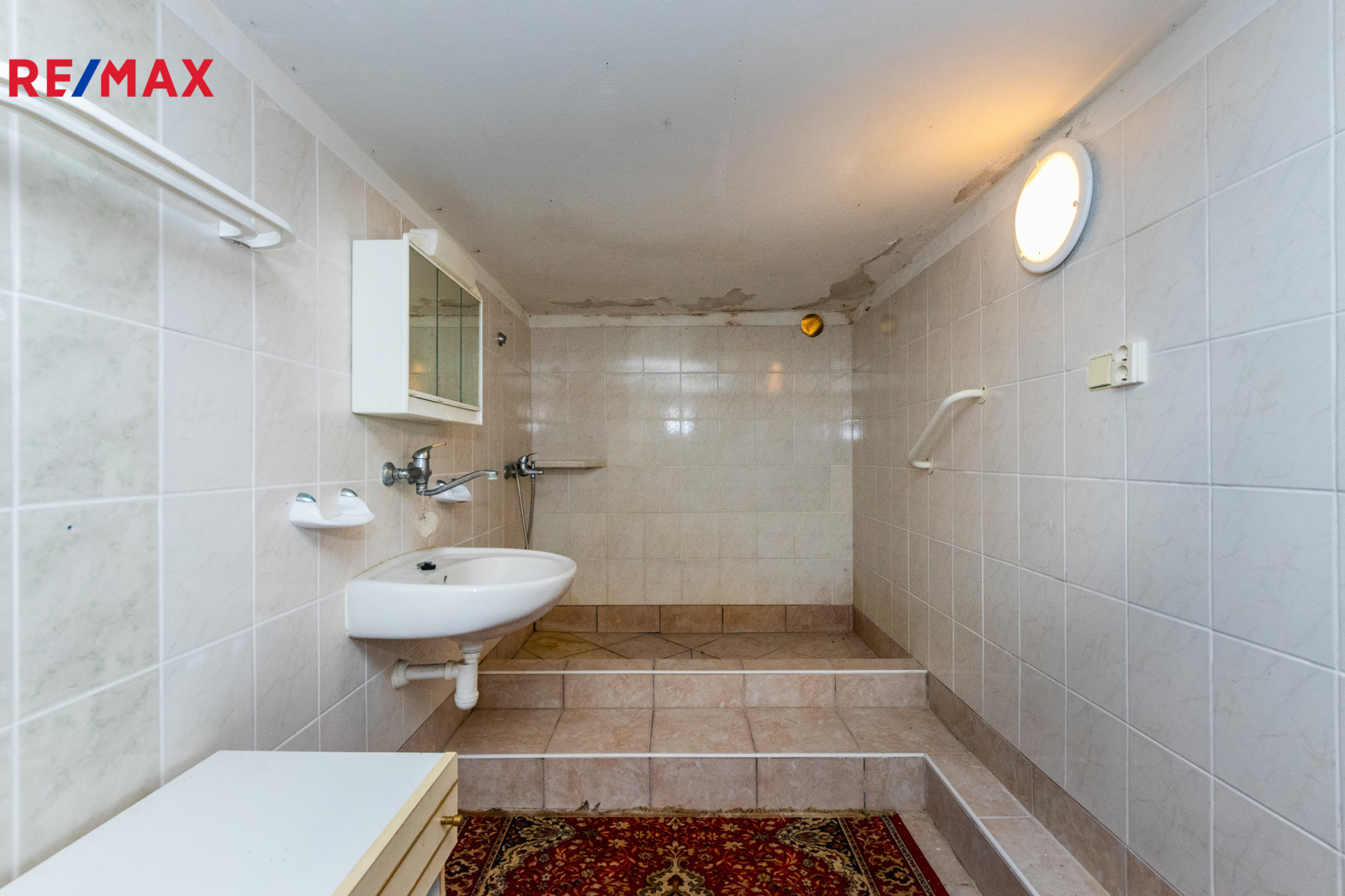 15. Koupelna v suterénu chaty