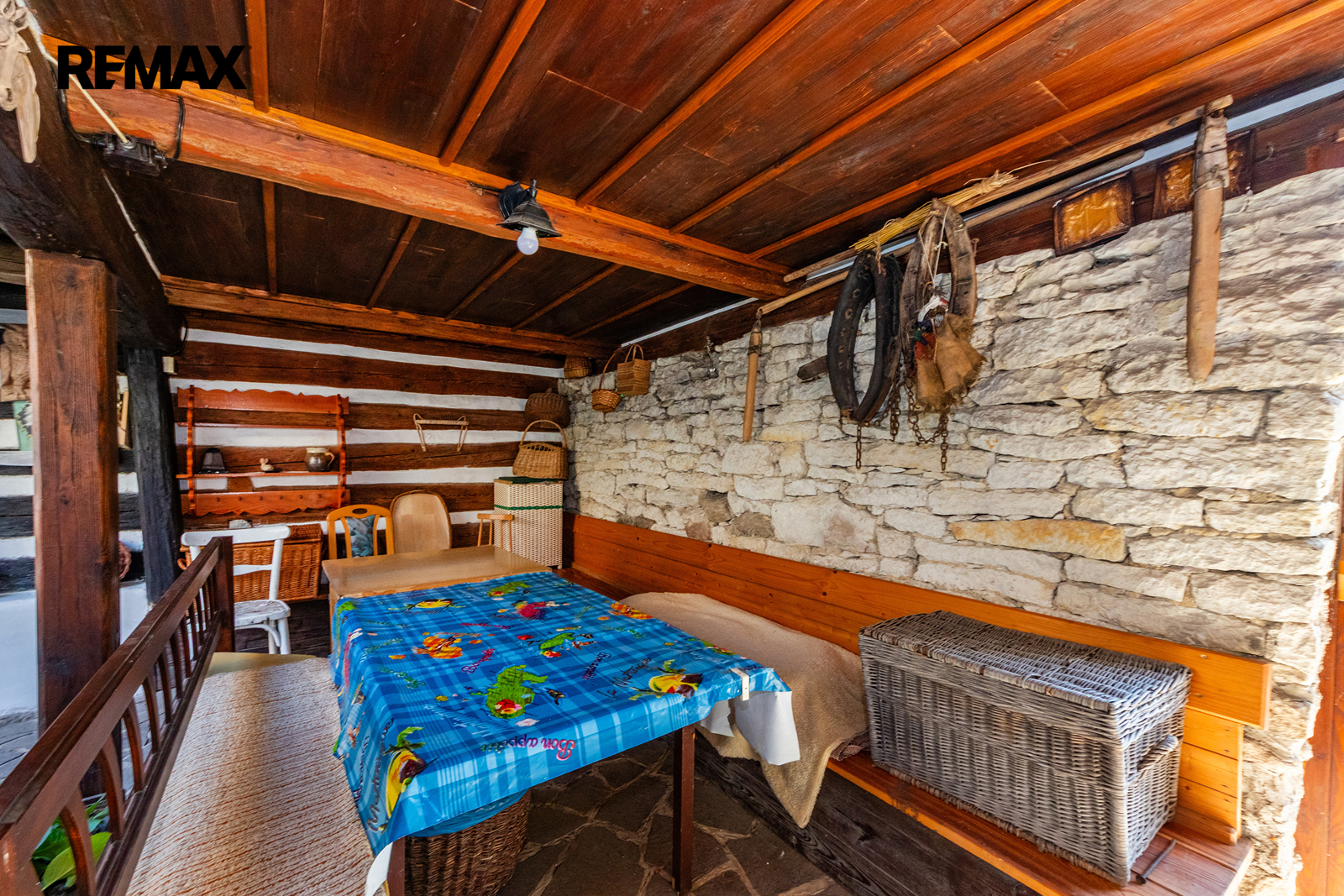 20. Zastřešené posezení na uzavřeném čtvercovém dvoře