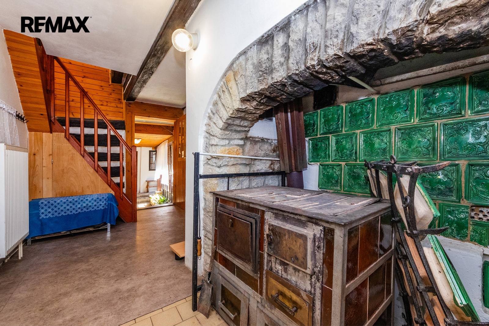 10. Kamna na dřevo v předsíni v přízemí a schody do patra