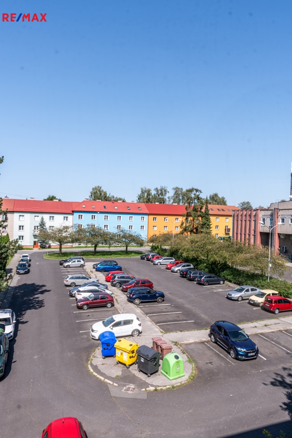 10. Velké parkoviště před domem