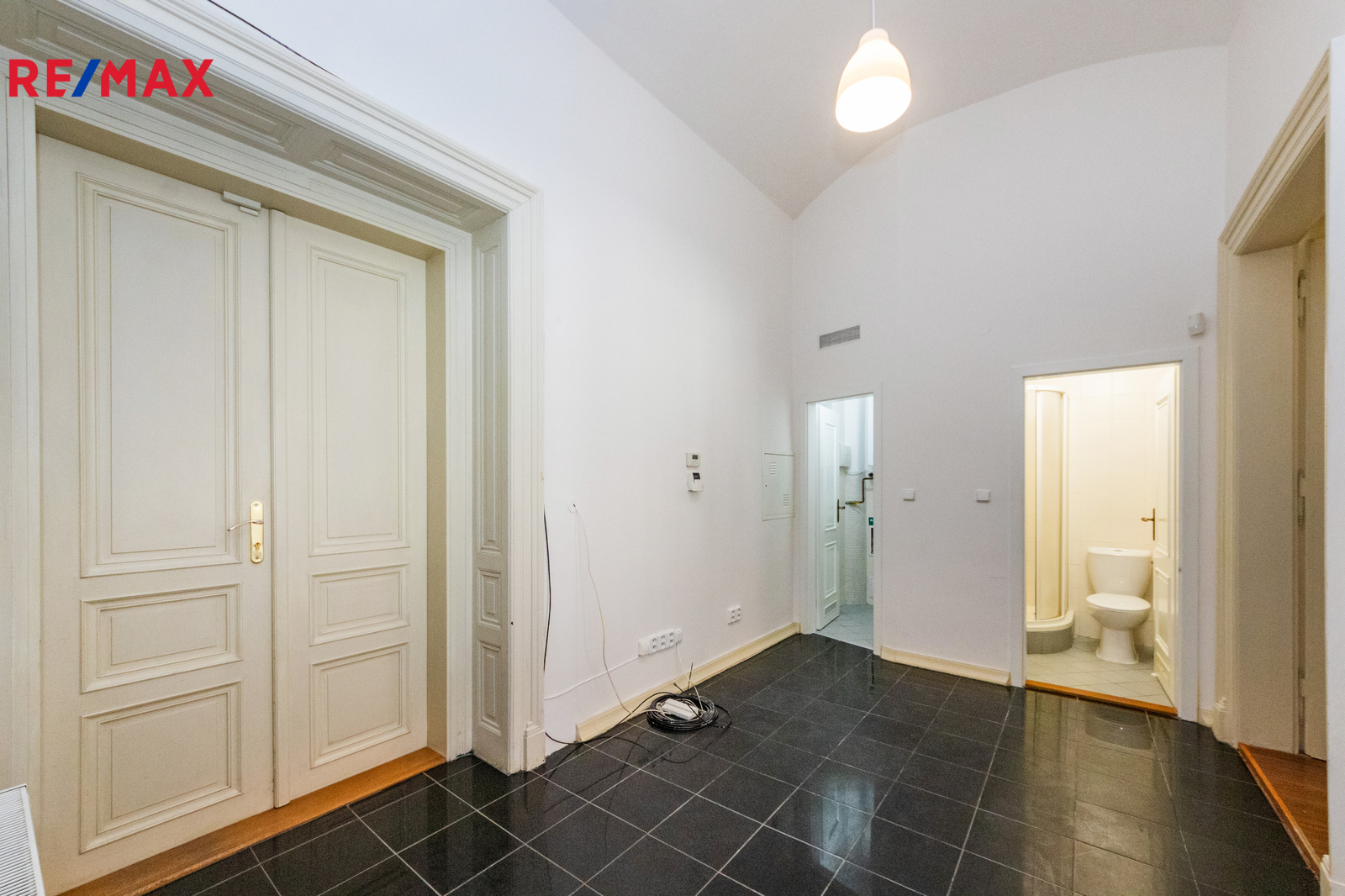 13. Prostor pro recepci, technická místnost a koupelna ä WC ve 3. NP domu