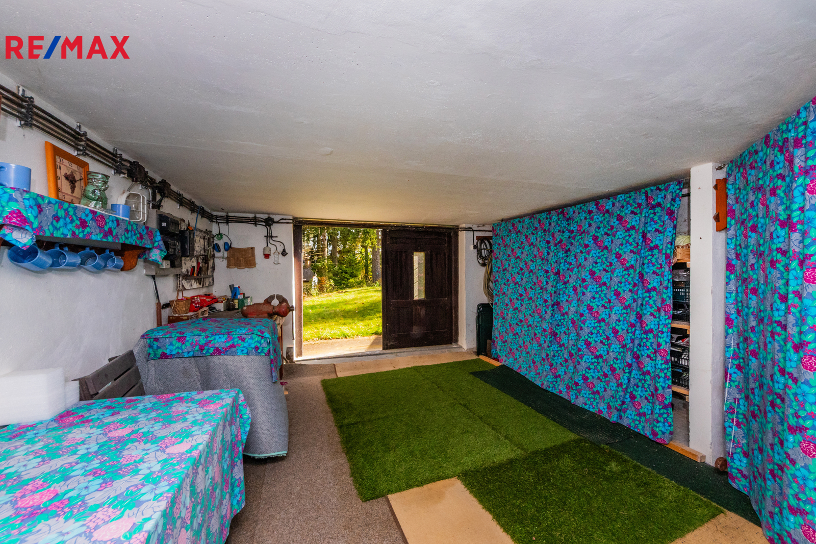 13. Zděná garáž v suterénu chaty