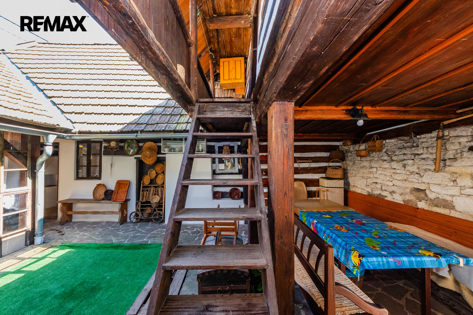 21. Schody do skladu nad dvorem