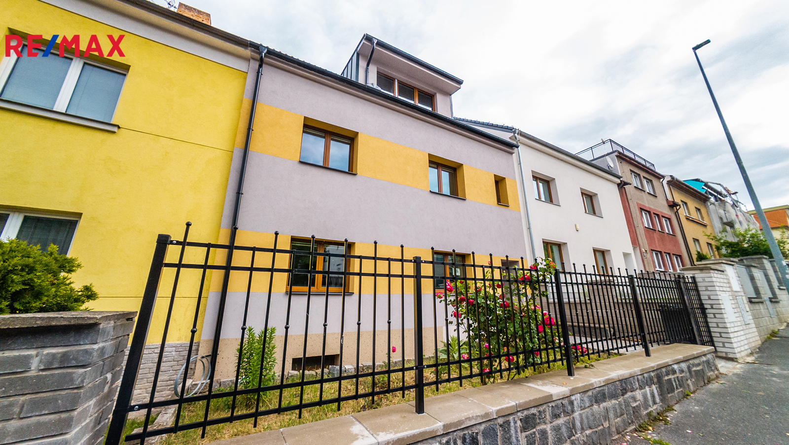 19. Pohled z ulice Klánovická na předzahrádku domu