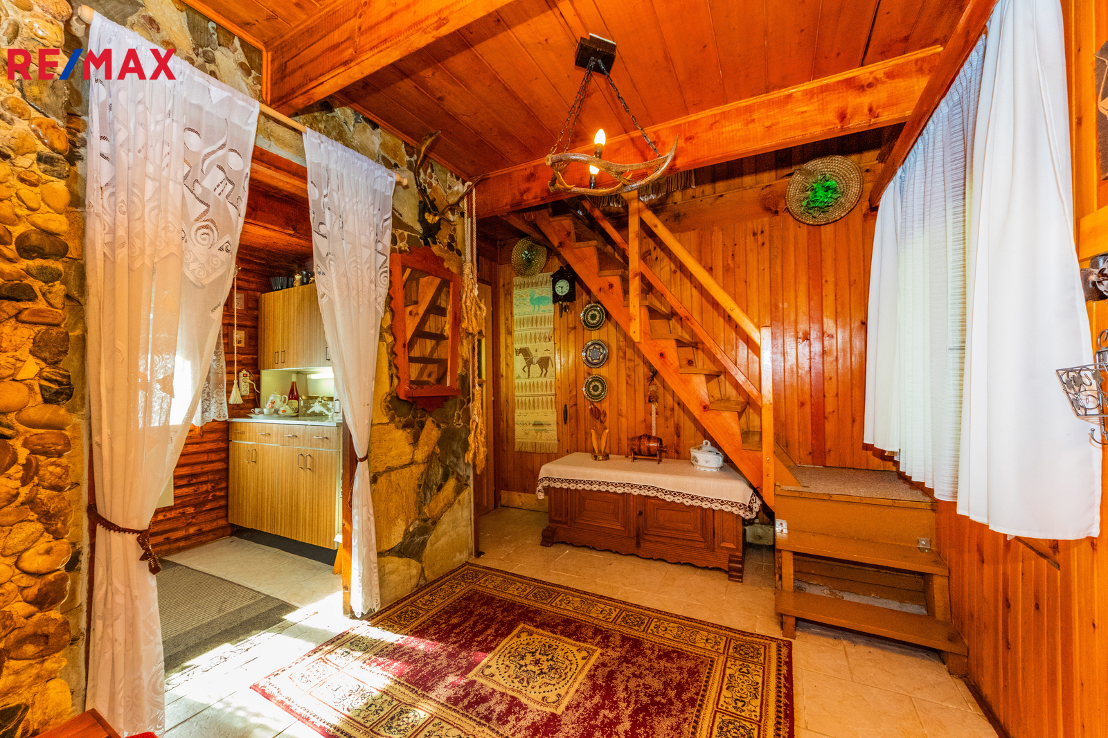 5. Předsíň, vlevo kuchyně a schody do patra