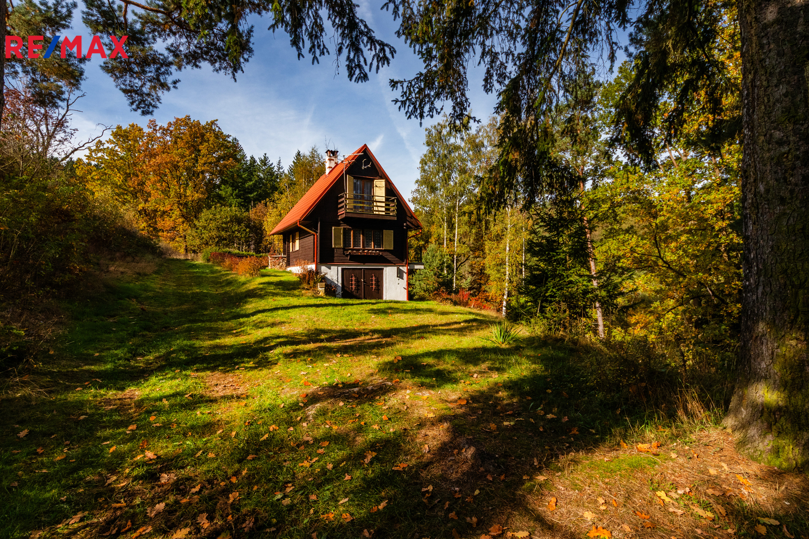 1. Průčelí chaty v Chotětíně