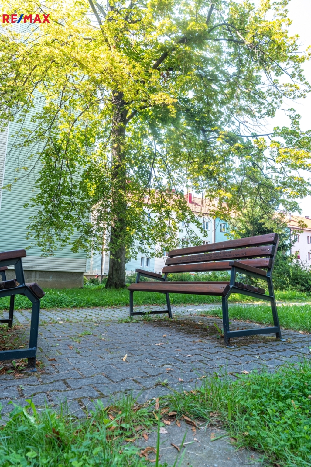 9. Lavičky před domem