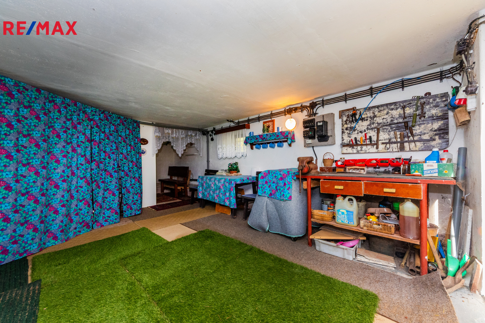 14. Zděná garáž v suterénu chaty