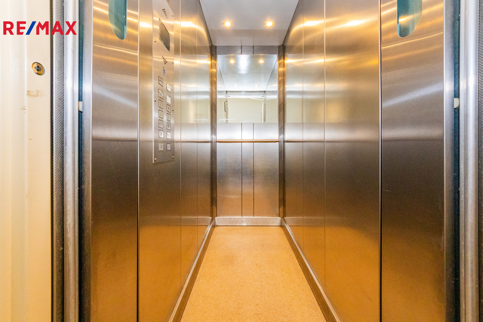 13. Interiér výtahu