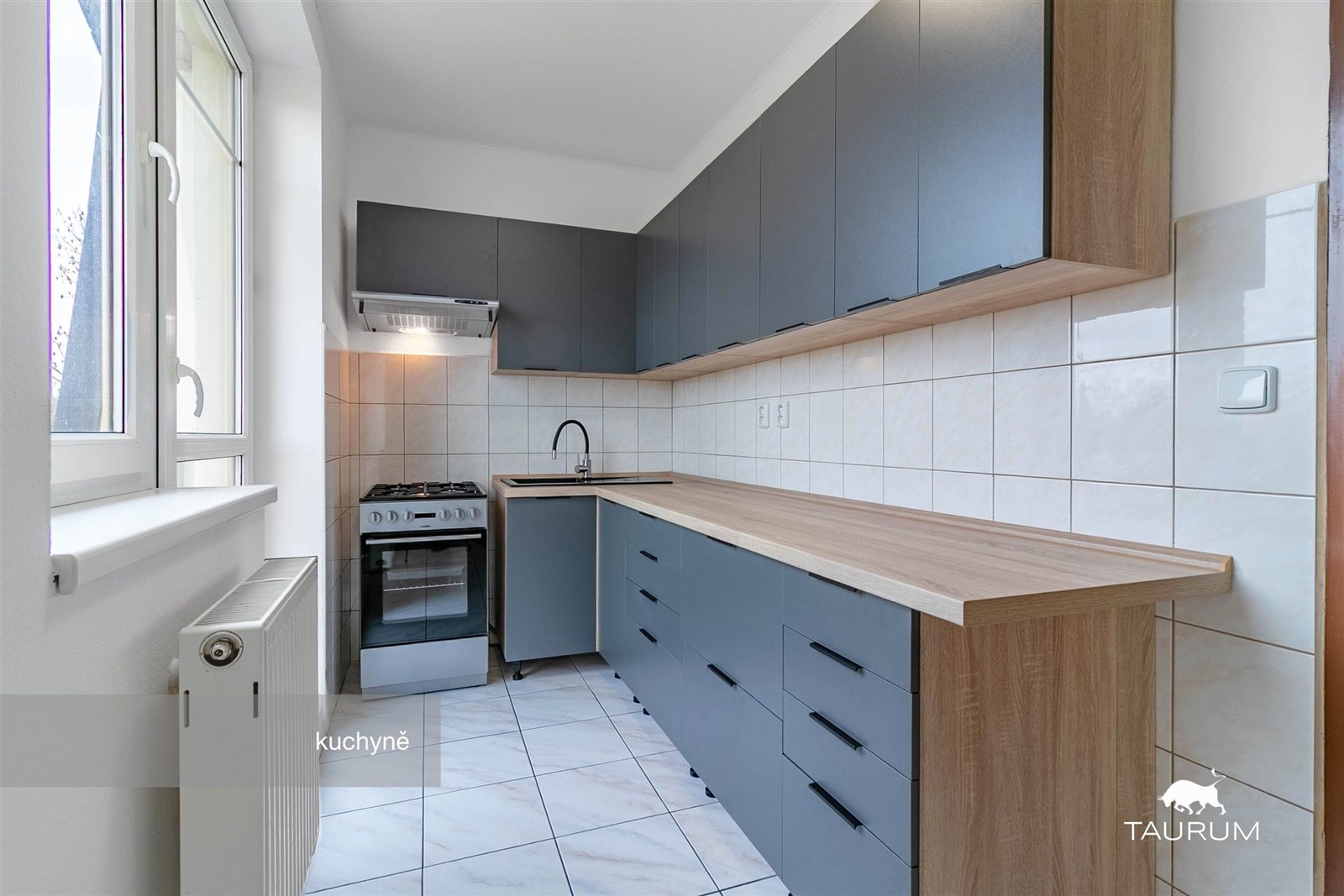 Moderní kuchyň s dlažbou, vestavěné skříně a dřevě