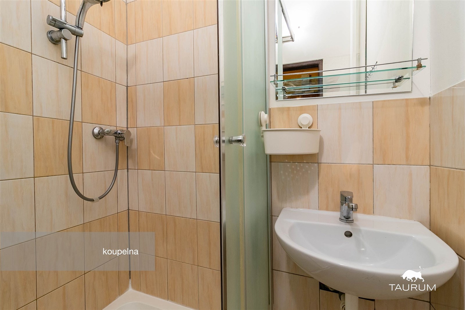 Koupelna s keramickou dlažbou, sprchovým koutem a 