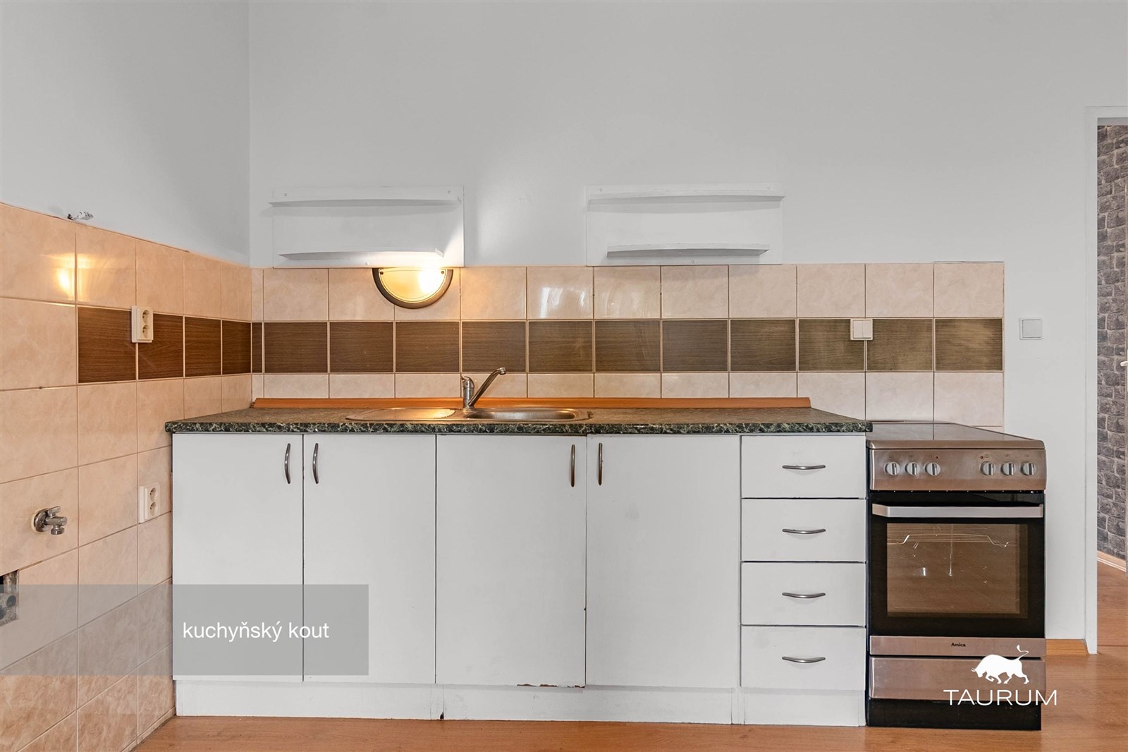 Malý kuchyňský kout s keramickými obklady, dřezem 