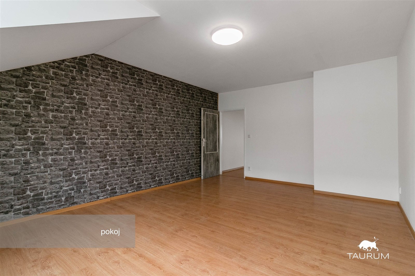 Obývací pokoj s parketovou podlahou, moderní kamen