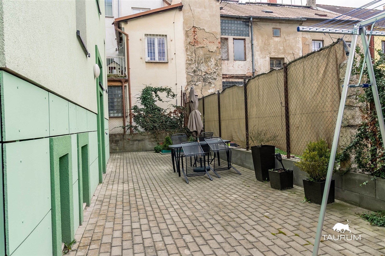 Prostorný dlážděný dvorek s venkovním posezením, m