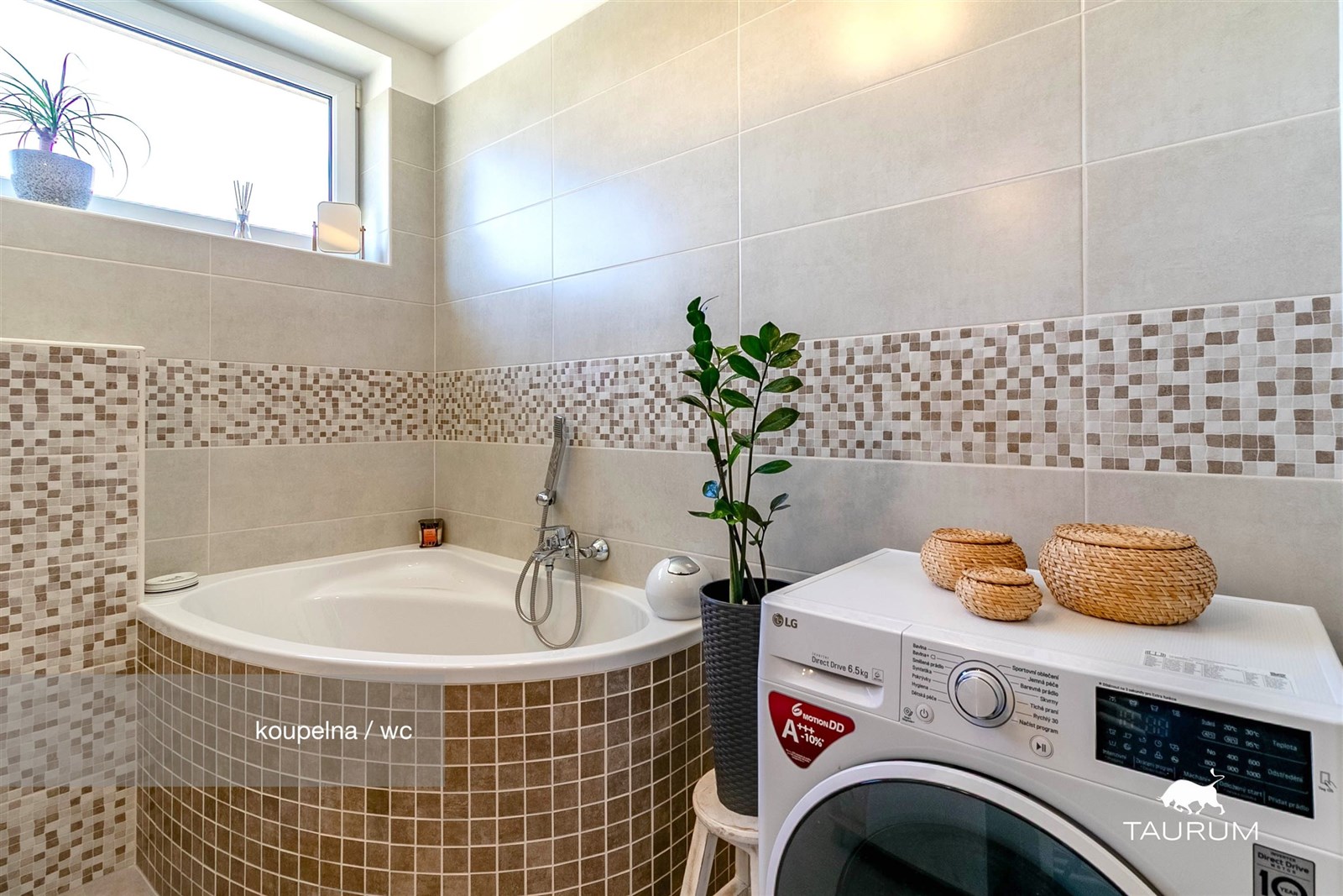 Koupelna s moderní dlažbou, rohovou vanou a velkým oknem, nabízí světlý a stylový prostor vhodný pro relaxaci.