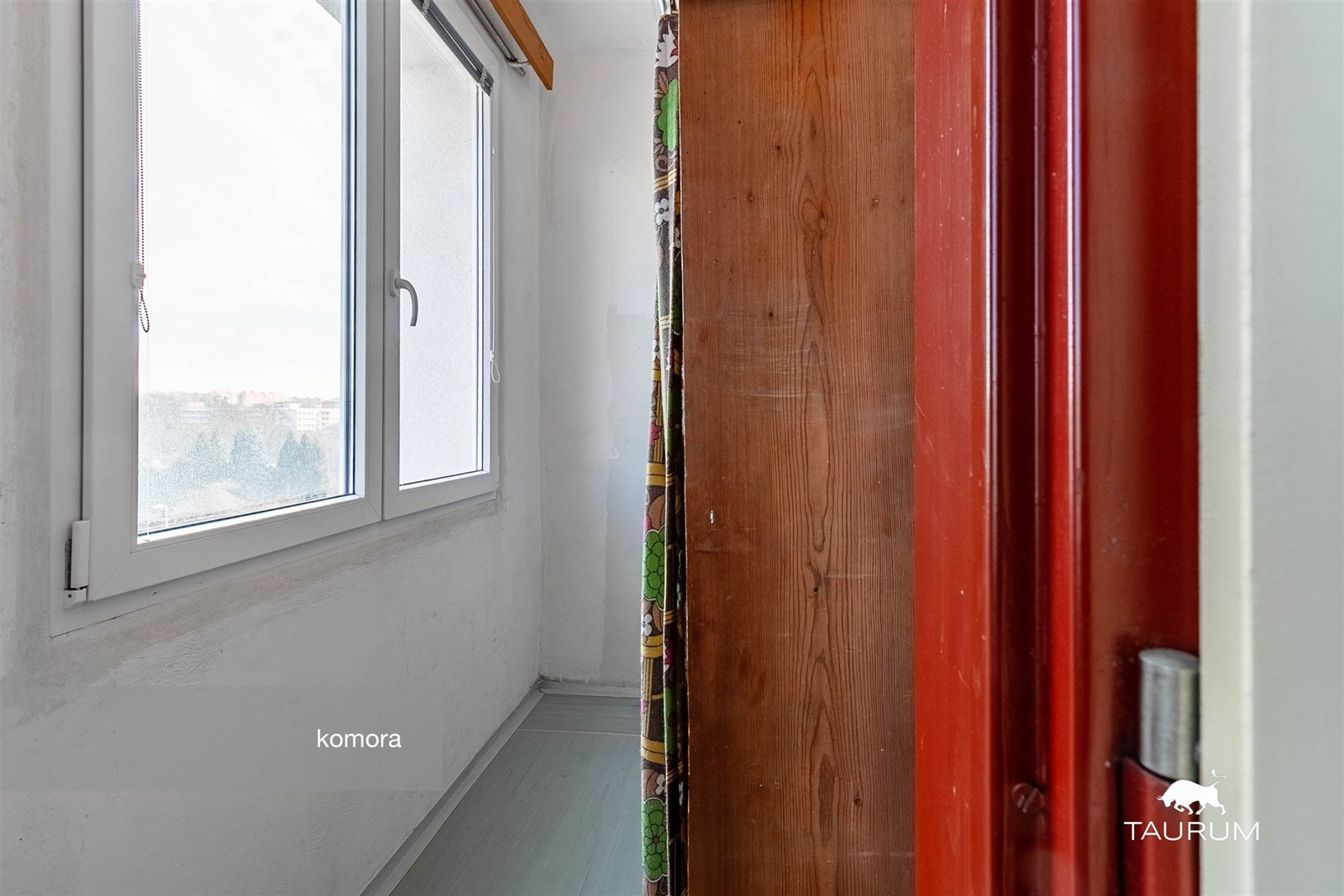 Malá komora s velkým oknem, dřevěnou skříní a mode