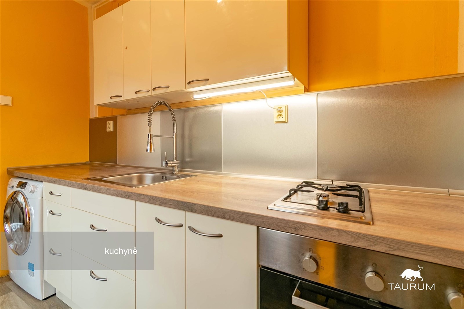 Moderní kuchyň s dřevěnou pracovní deskou, plynový