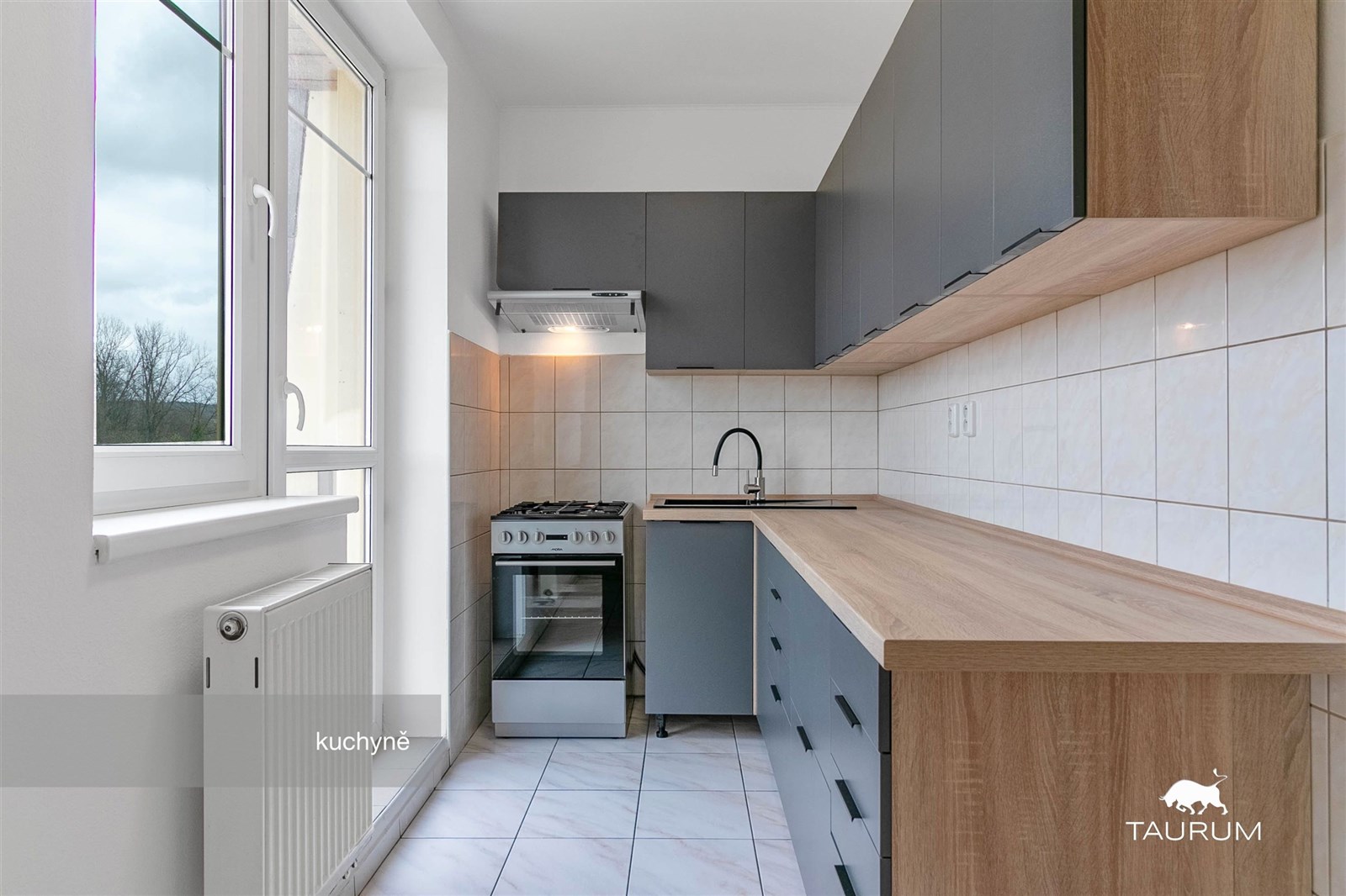 Moderní kuchyň s dlažbou na podlaze, dřevěnou prac