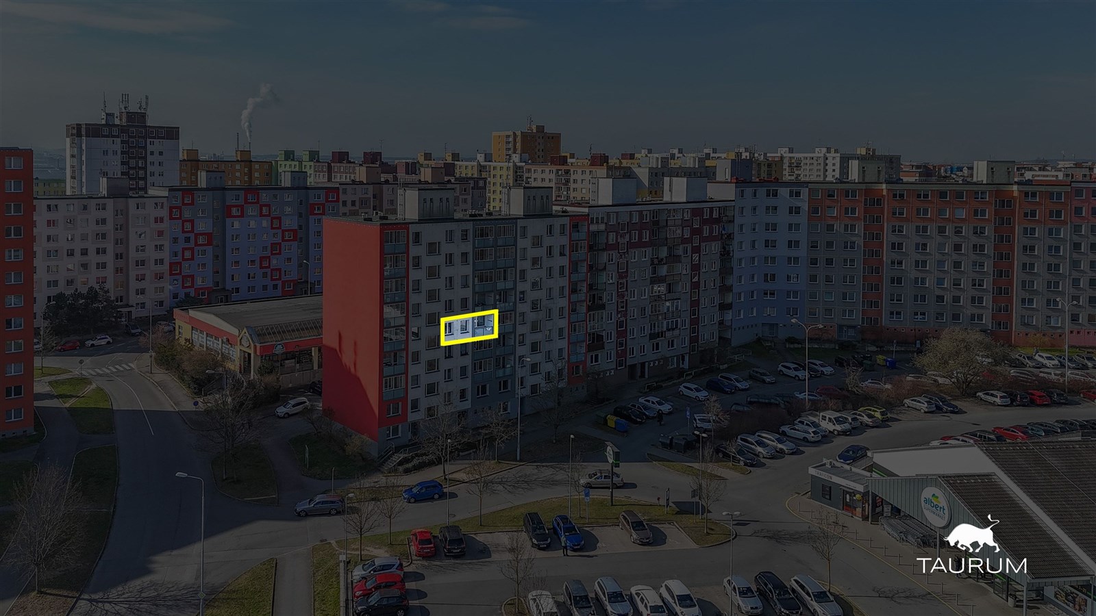 Světlý bytový dům s moderními okny, rekonstruovaný panelový dům, parkování u budovy, blízkost obchodů a služeb v městském prostředí