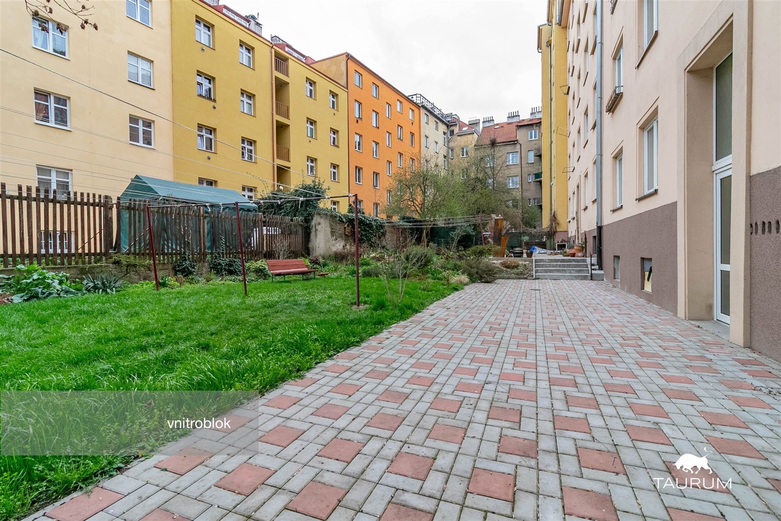 Prostorný vnitroblok s dlažbou a udržovanou zahrad