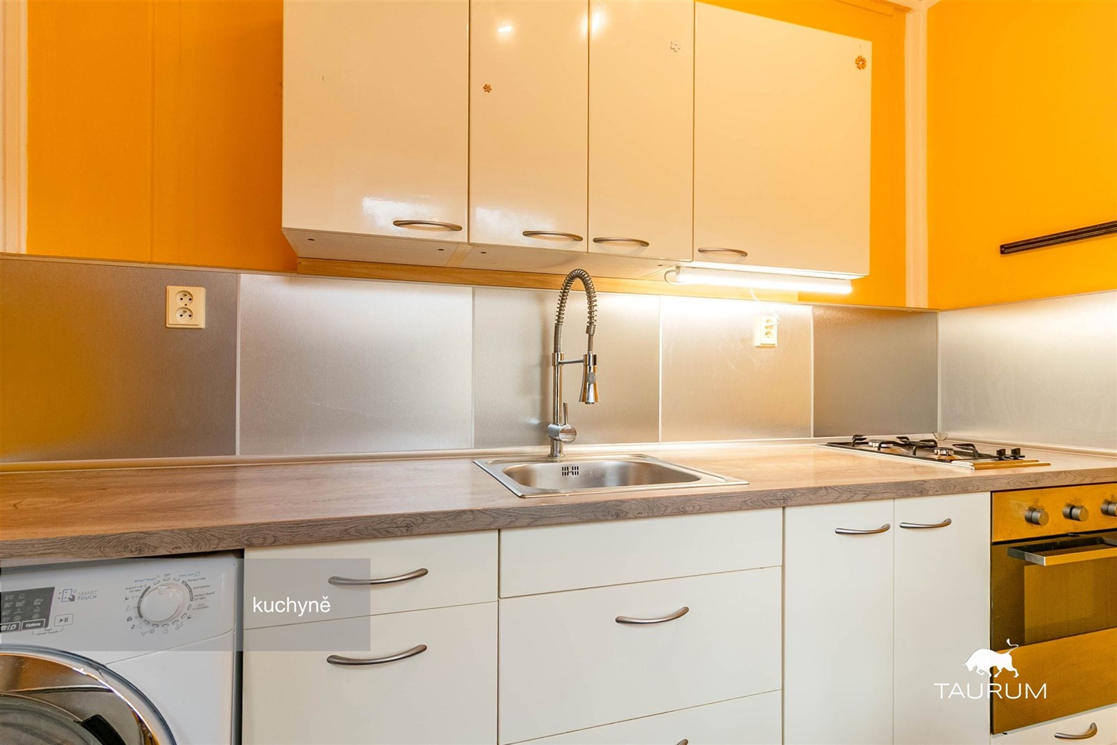 Moderní kuchyň s dřevěnou pracovní deskou, nerezov