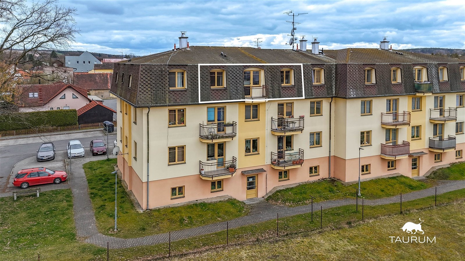 Vícepatrový bytový dům s balkony, zateplená fasáda