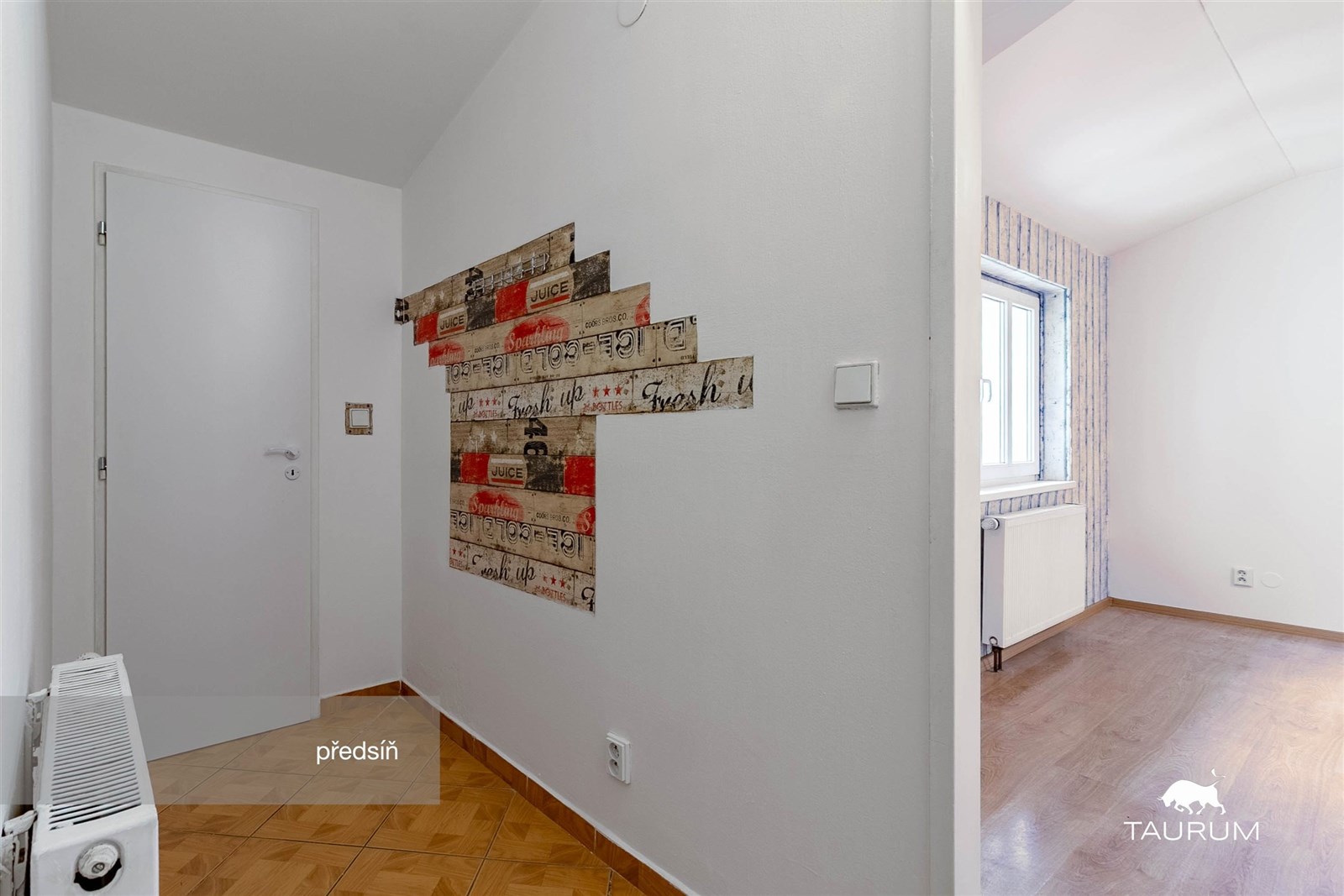 Předsíň s dlažbou a dekorativní stěnou, přechod do