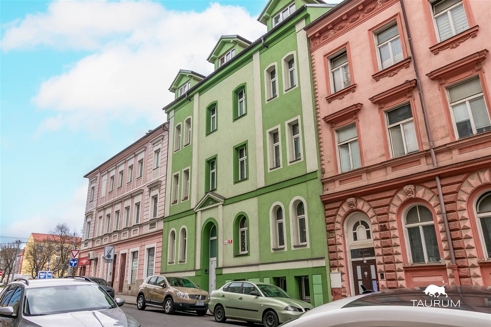 Barevná fasáda činžovního domu, ulice s historický