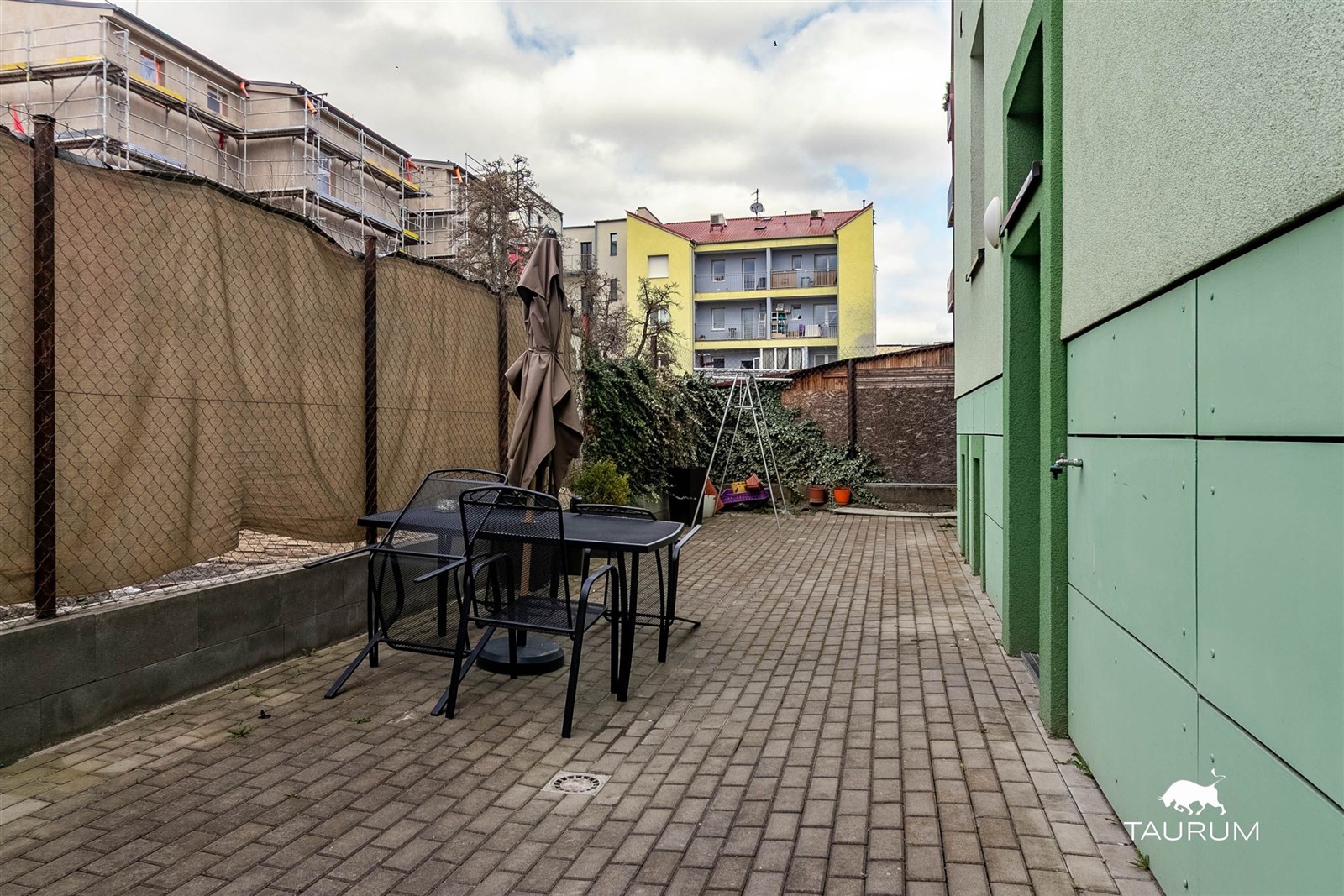 Venkovní terasa se zámkovou dlažbou a kovovým zahr