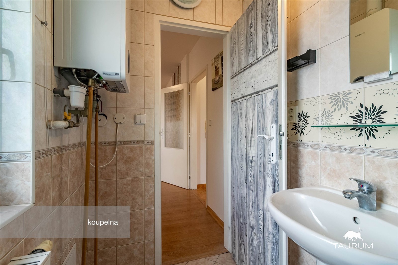 Koupelna s dlažbou, světlé kachličky a moderní umy